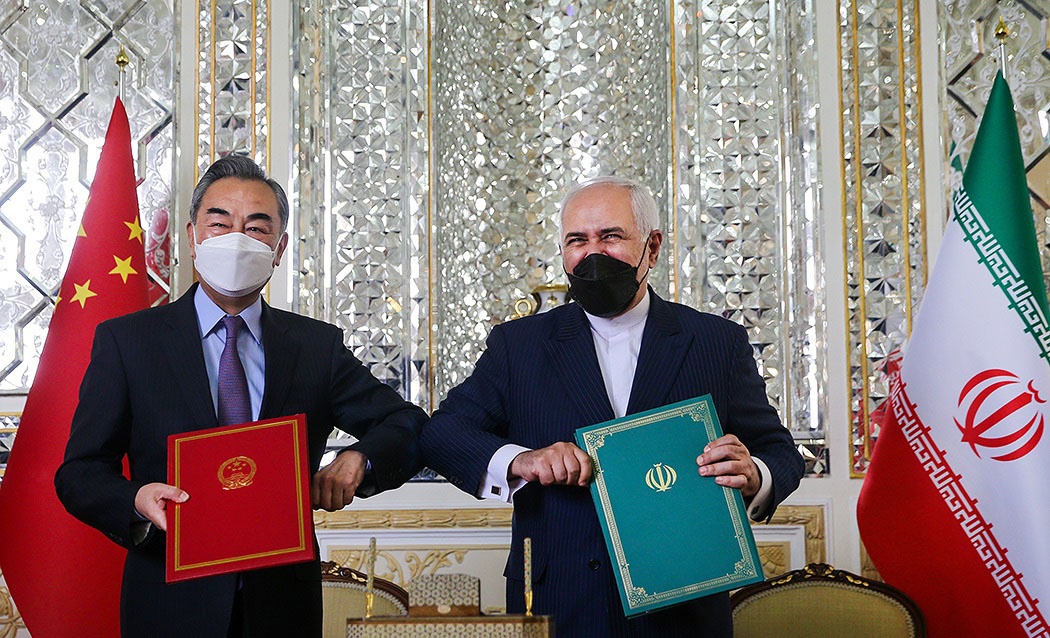 Министр иностранных дел Китая Ван И (слева) и министр иностранных дел Ирана Мохаммад Джавад Зариф (справа) после подписания 25-летней программы сотрудничества в Тегеране.