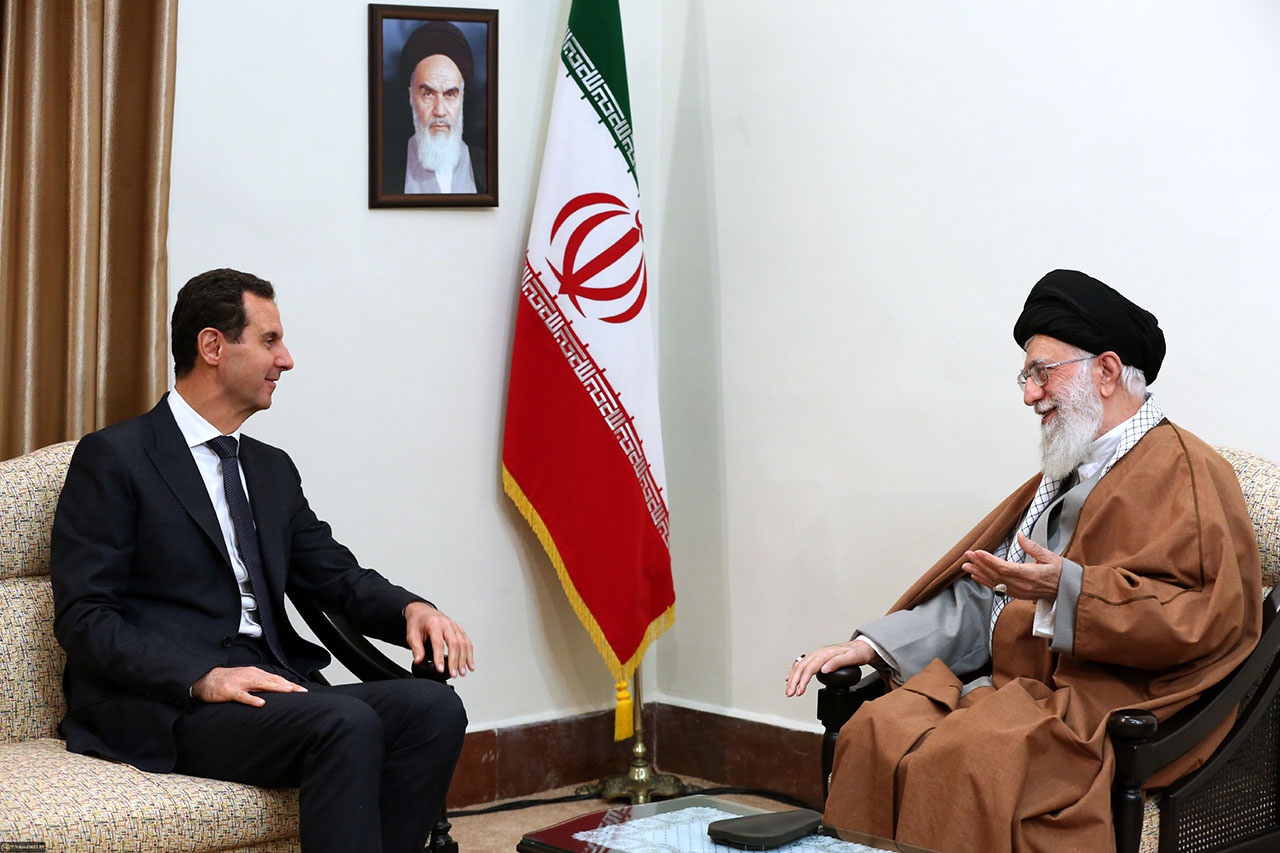 Иран для Сирии - союзник номер один. Башар Асад с верховным лидером Ирана Али Хаменеи.
