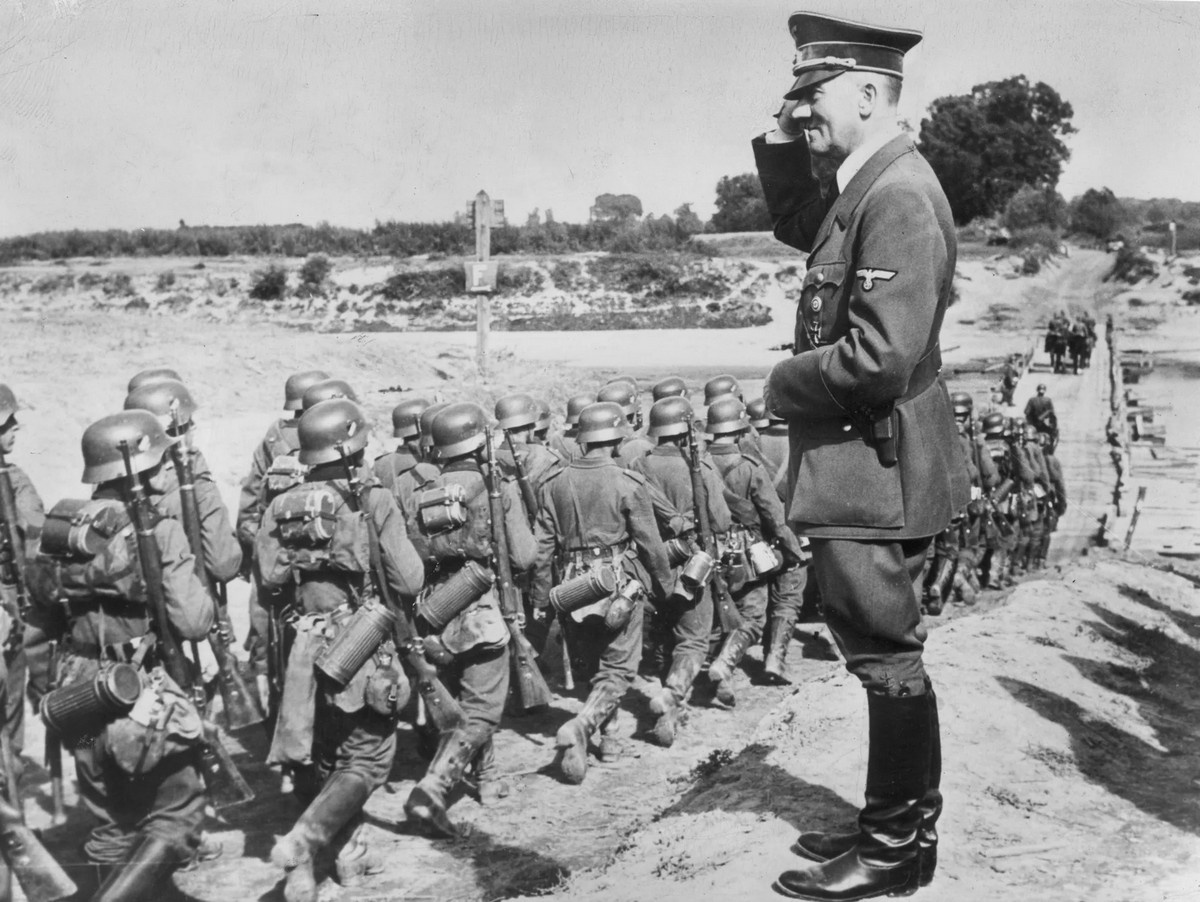 Гитлер наблюдает за войсками во время вторжения в Польшу.