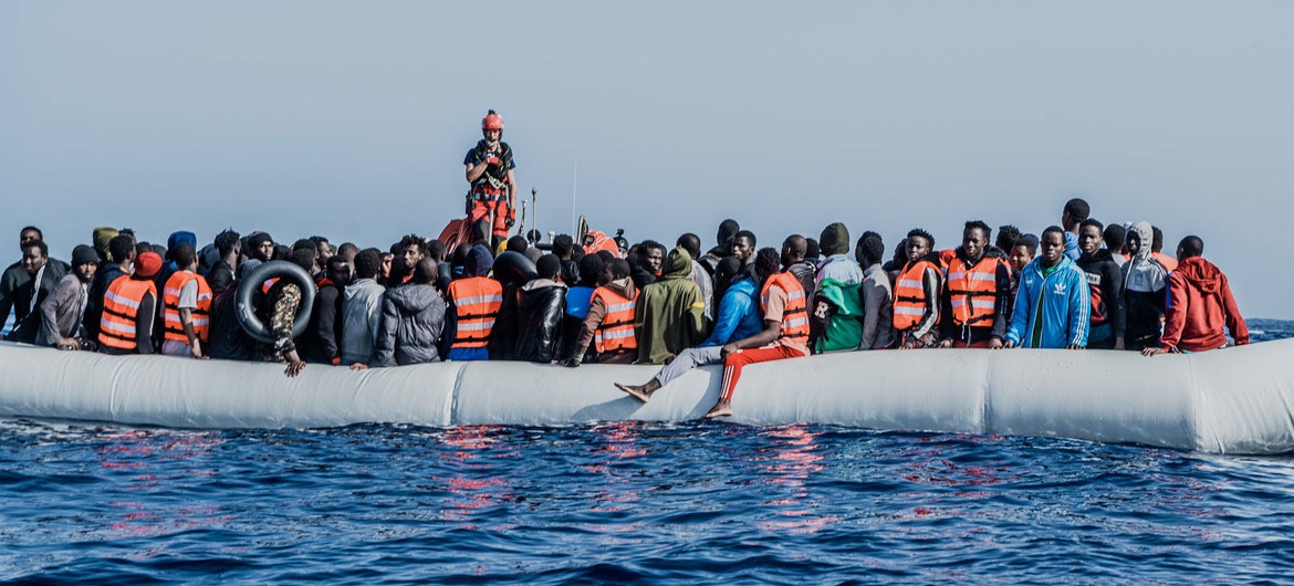 Переправка беженцев из проблемных стран в Европейский Союз была поначалу разработана в морском варианте.