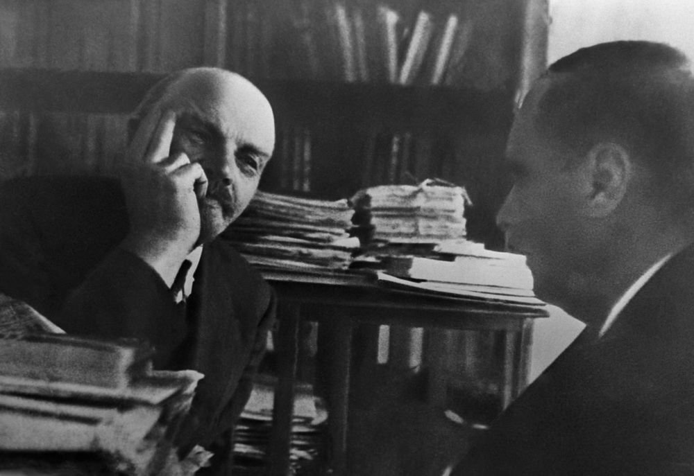 Владимир Ильич Ленин беседует с английским писателем Гербертом Уэллсом 5 октября 1920 года.