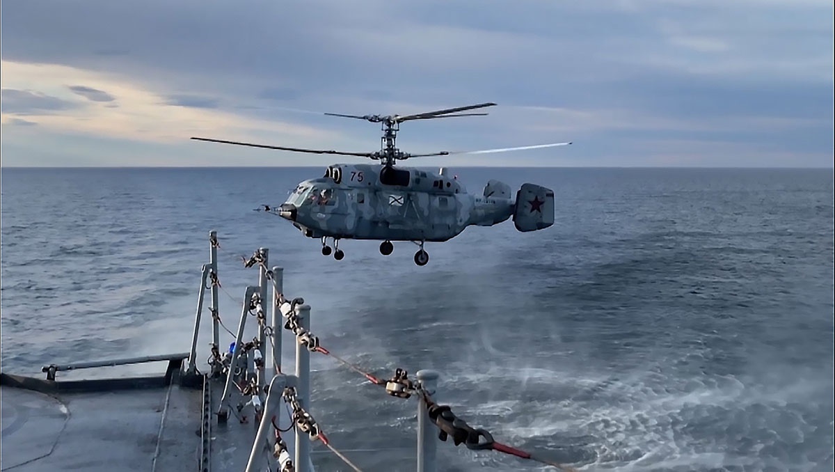  Большой десантный корабль «Иван Грен» отработает приём на палубу вертолётов в штормовом море.