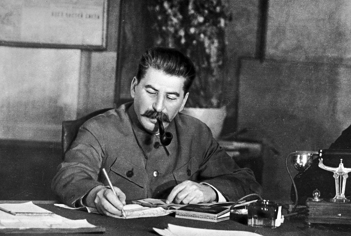 Сталин консолидировал власть к 1930 году.