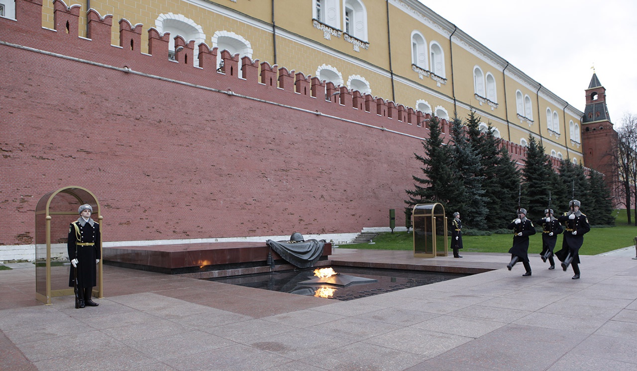 Почётный караул у памятника Неизвестному солдату у Кремлёвской стены.