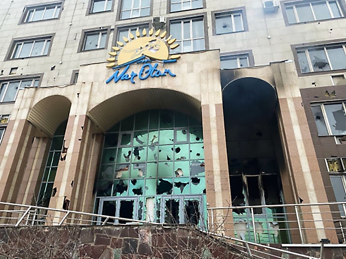 Здание Ауэзовского районного филиала партии Nur Otan, которое пытались поджечь протестующие.