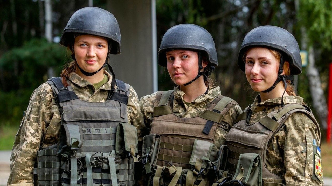 Зеленский решил отправить женщин служить армии и флоту