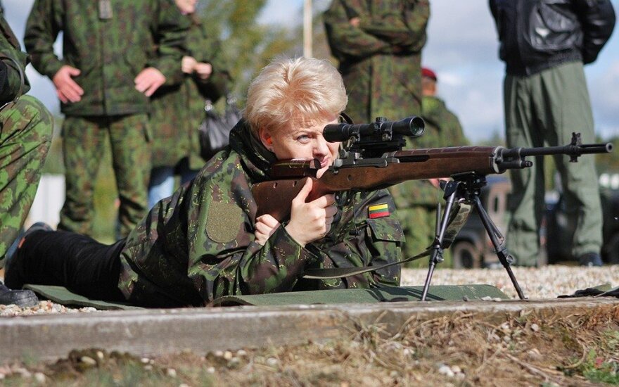Президент Литвы Даля Грибаускайте испытывает полуавтоматическое оружие M14.