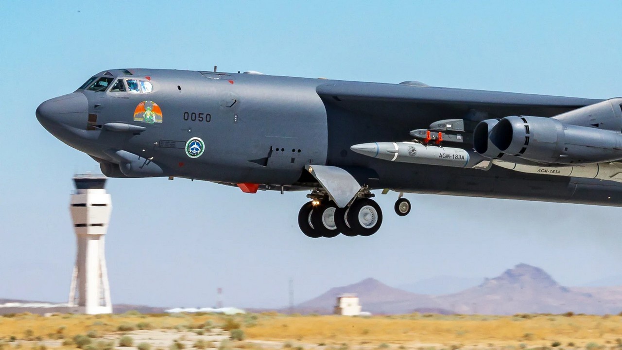 В декабре ARRW в третий раз подряд провалило испытания в 2021 году - ракета даже не покинула крыло несущего его бомбардировщика B-52.