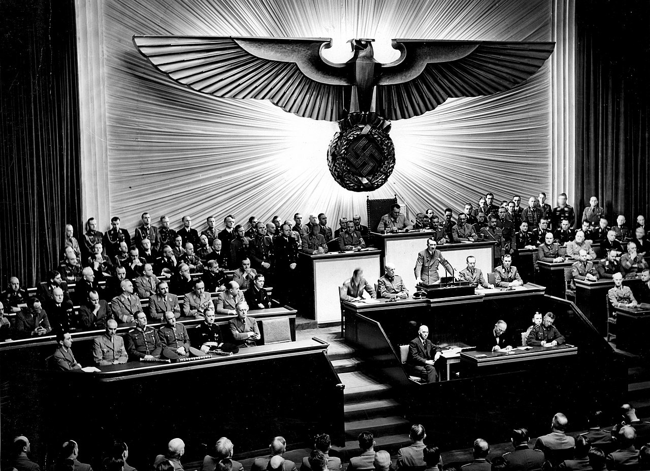 Адольф Гитлер произносит речь в оперном театре Кролла перед депутатами Рейхстага. 11 декабря 1941 года.