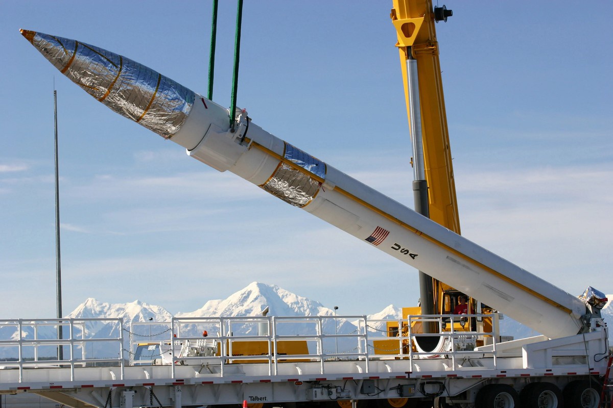 Ракета GBI загружается в ракетную шахту на Аляске.