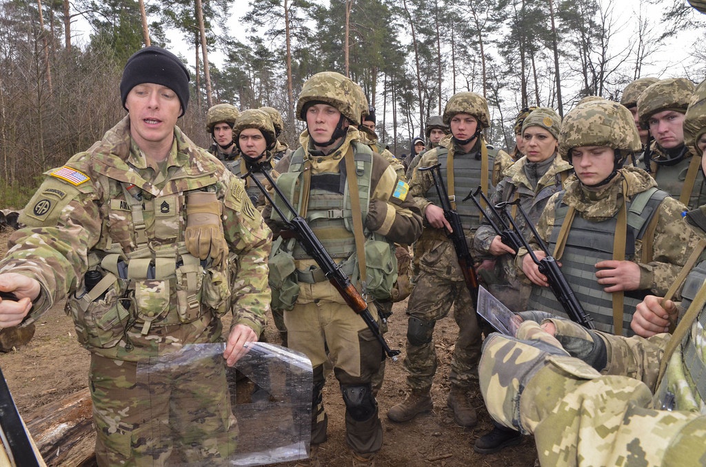 Американский инструктор обучает солдат украинской армии чтению карт и наземной навигации на полигоне в Яворово.