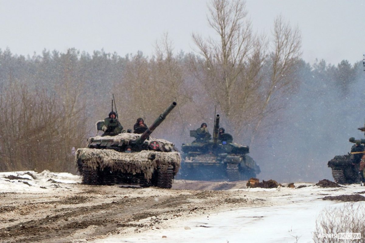 Бронетехника ВСУ, включая танки, замечена в районе Луганска на расстоянии 15 км от позиций народной милиции.
