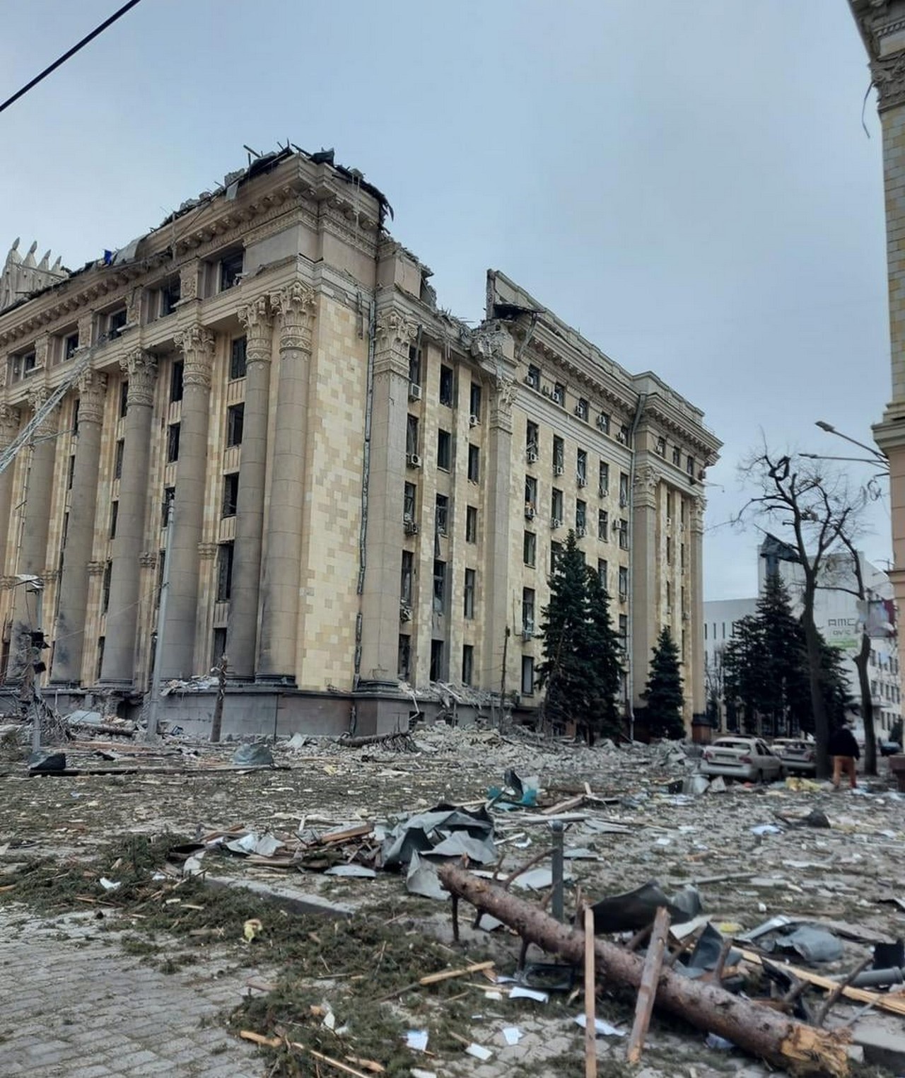 1 марта укронацисты нанесли артиллерийский удар по центру города, по его центральной площади перед зданием администрации.
