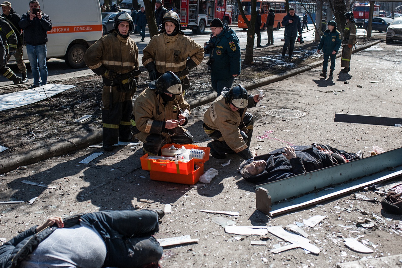 На месте падения обломков ракеты ТРК «Точка-У» в центре Донецка 14 февраля 2022 г. В результате падения осколков погибли 20 человек.