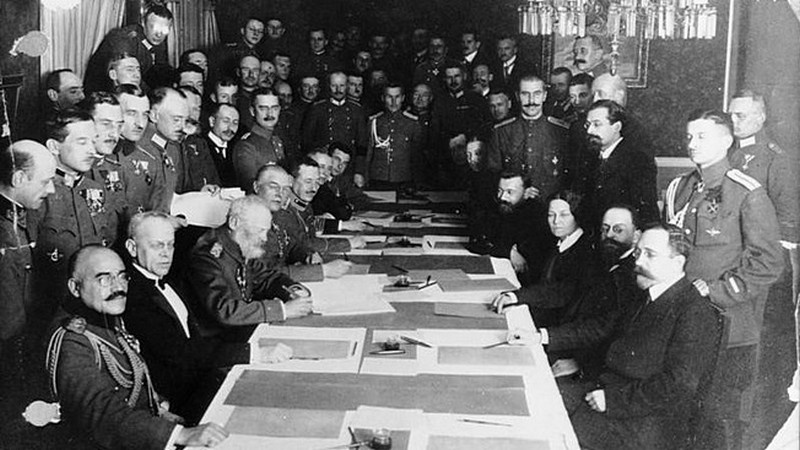 Подписание 3 марта 1918 года в Брест-Литовске мирного договора.