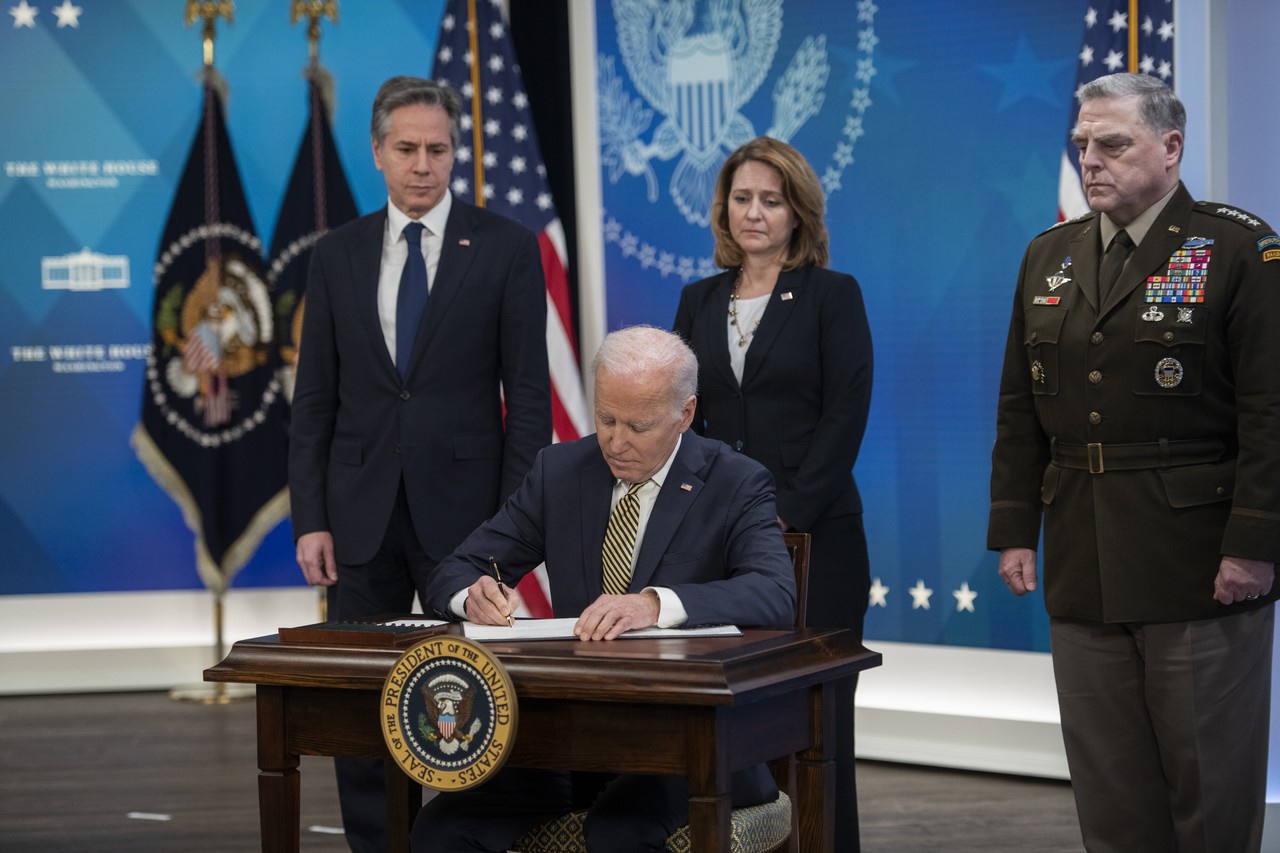 Джо Байден подписывает законопроект о помощи, которую Соединённые Штаты окажут Украине.