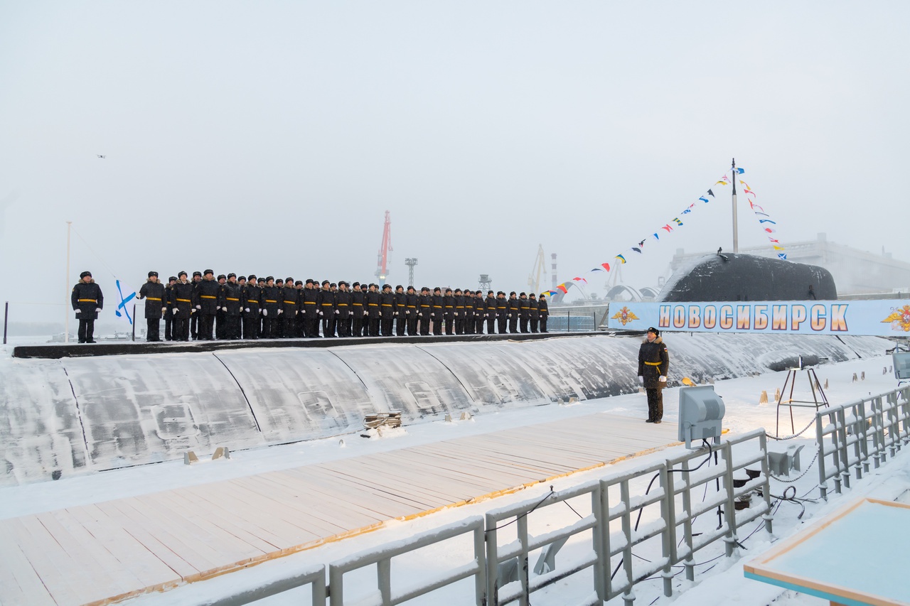 Подъём флага на АПЛ «Новосибирск».