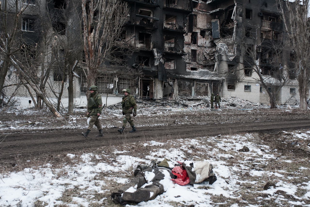 Украинский танкист, чей труп лежит на обочине перед разбитым до основания и сожжённым многоквартирным домом, уже не сможет терроризировать мирных людей.
