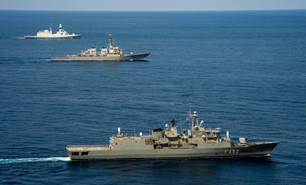 Ударная группа 6-го флота США во главе с авианосцем «Гарри Трумэн» на совместных манёврах в Средиземном море. Март 2022 г.