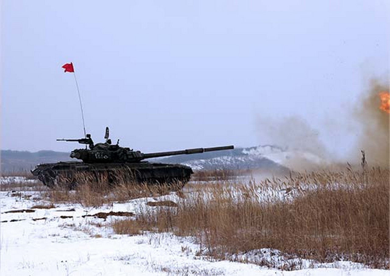 Танкисты мотострелкового соединения Восточного военного округа (ВВО) в Приморском крае выполняют тактико-огневые упражнения стрельб (ТОУС) из вооружения танков Т-72Б3.