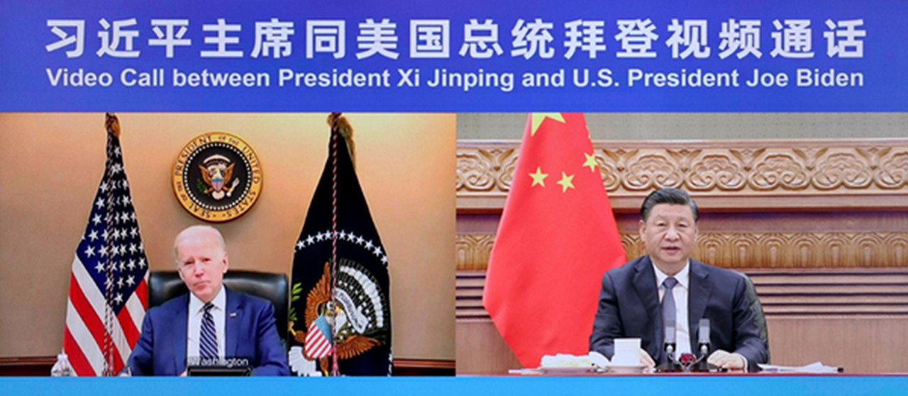Джо Байден установил видеоконтакт с Си Цзиньпином и пригрозил, чтобы Китай (кстати, сам находящийся под американскими санкциями) не вздумал помогать России.