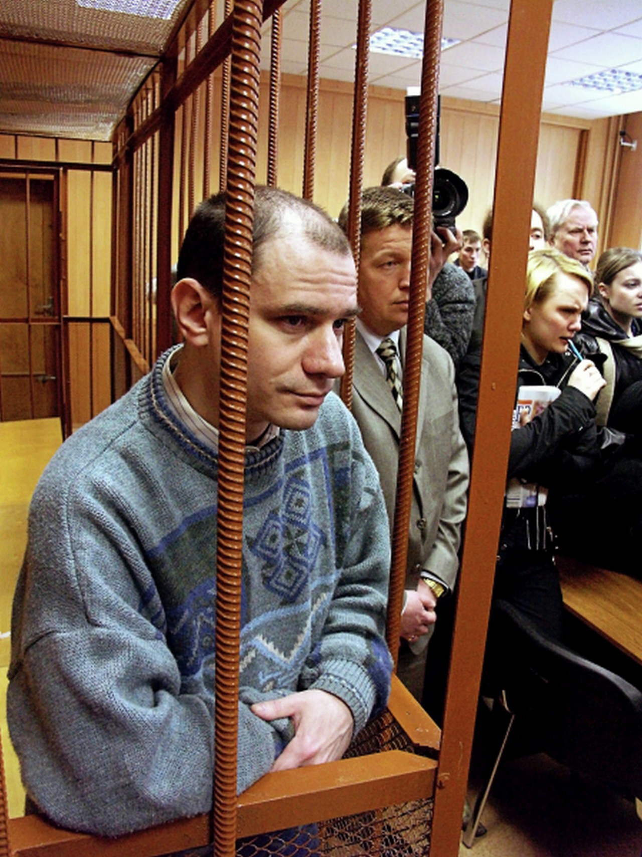 Учёный Игорь Сутягин, приговорённый к 15 годам лишения свободы за государственную измену в форме шпионажа, в зале Московского городского суда.
