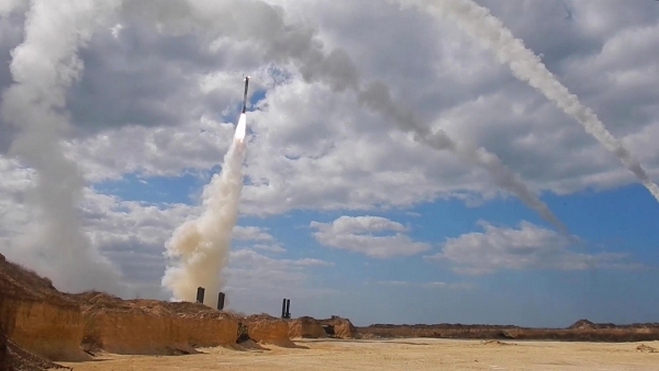 Нанесение удара с берегового ракетного комплекса «Бастион» по инфраструктуре украинской армии.