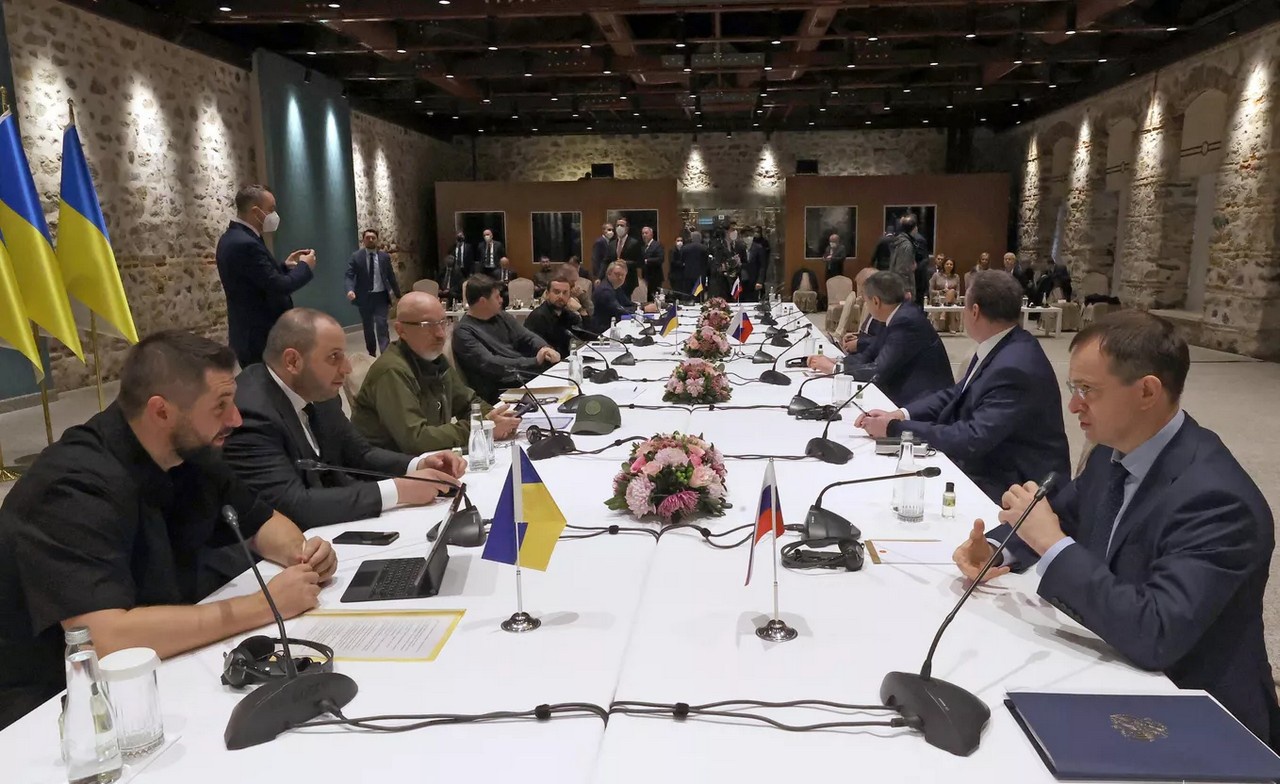 Российско-украинские переговоры во дворце Долмабахче в Стамбуле.