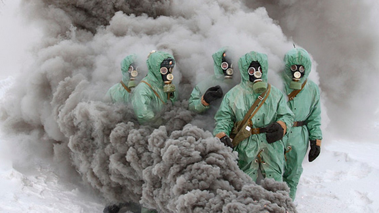 США тихой сапой везут «белые каски» и химическую смерть на Украину