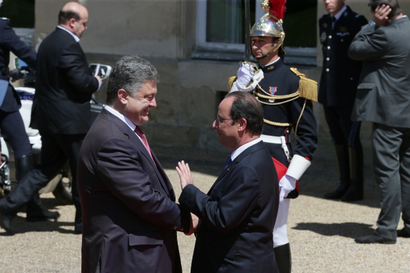 Избранный президент Украины Пётр Порошенко (слева) и президент Франции Франсуа Олланд.