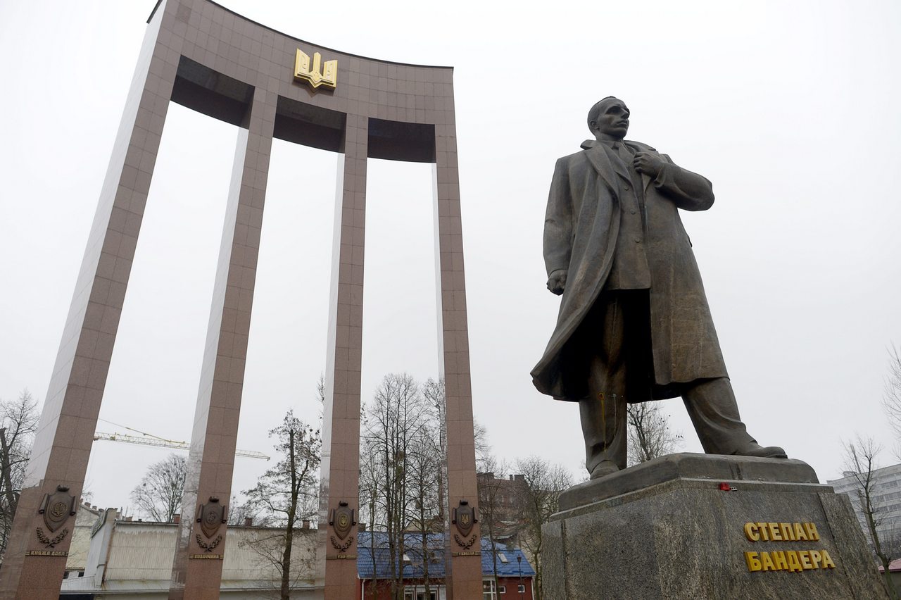 Памятник Бандере во Львове.