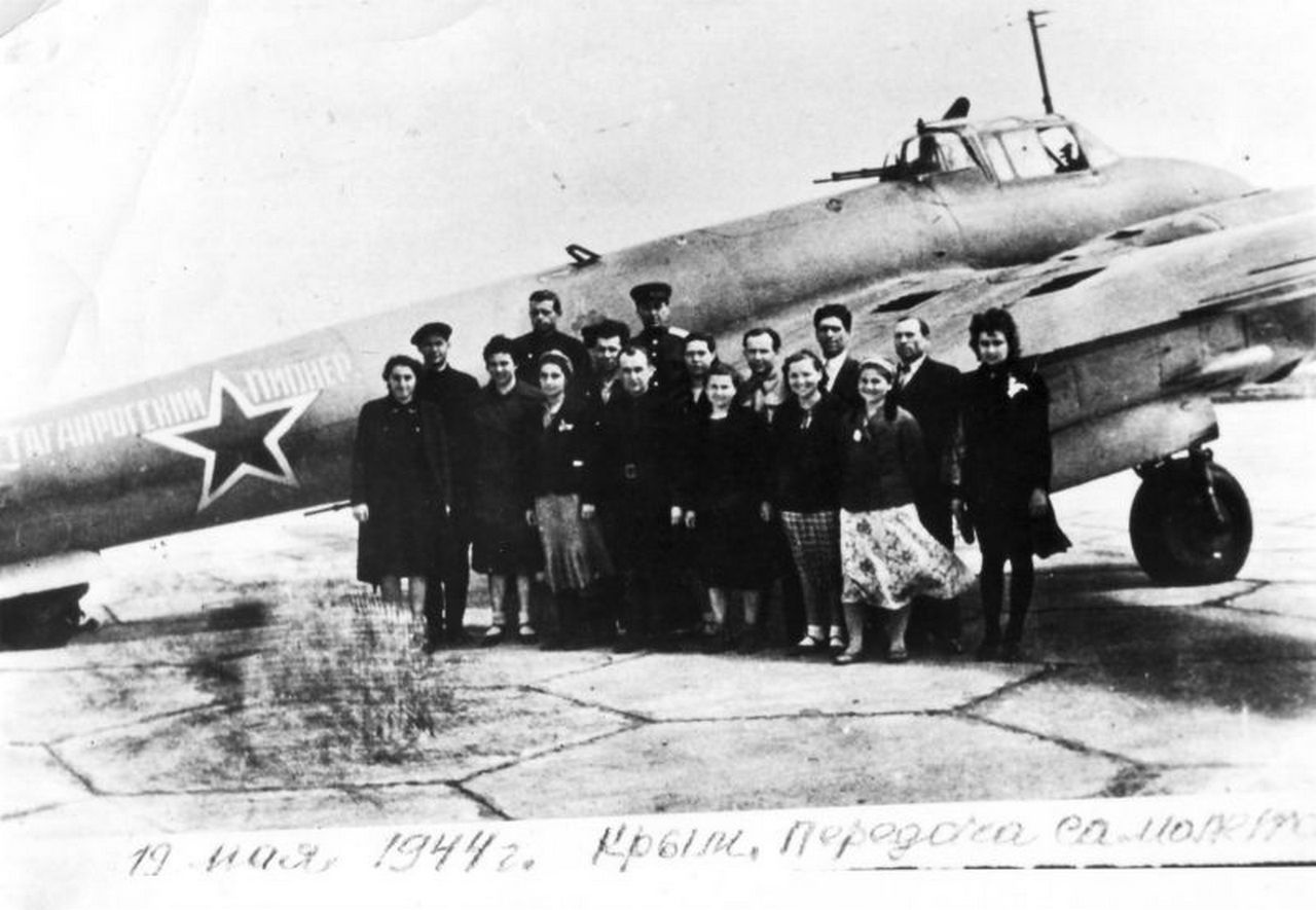Передача самолёта Пе-2 «Таганрогский пионер» 135-му гвардейскому Таганрогскому бомбардировочному авиационному полку.