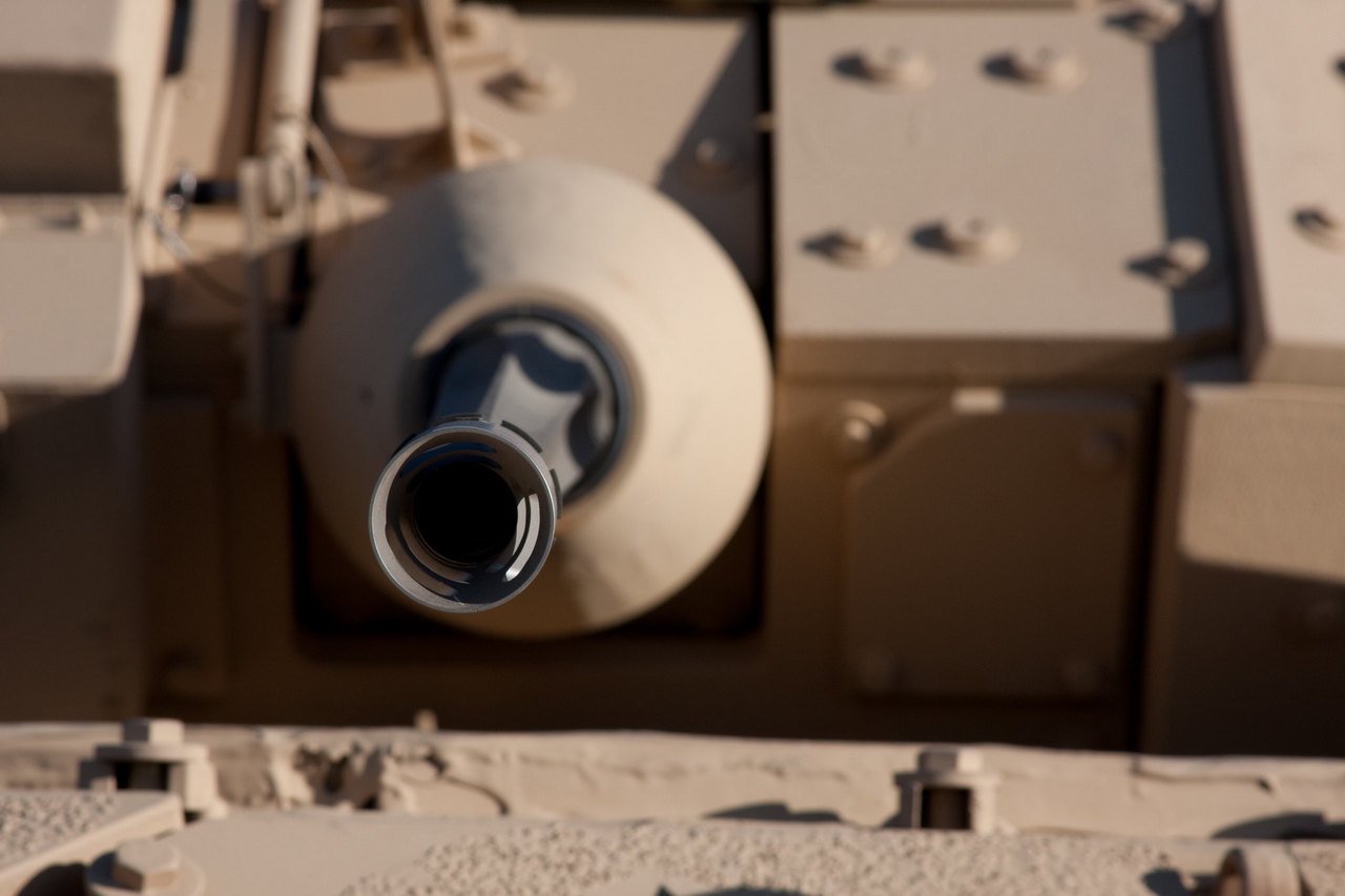 В бронеавтомобиле Bushmaster предусмотрена возможность установки управляемого модуля вооружения с пулемётом.