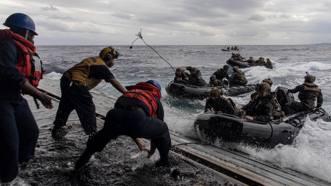 ВМС, Корпус морской пехоты и береговая охрана совместно должны конкурировать с соперниками США.