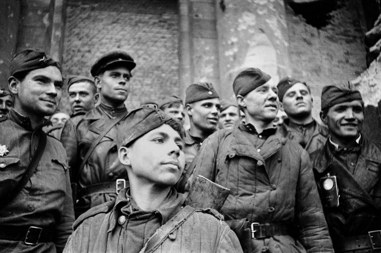 Взвод разведки 674-го стрелкового полка 150-й стрелковой Идрицкой дивизии на фоне взятого Рейхстага.