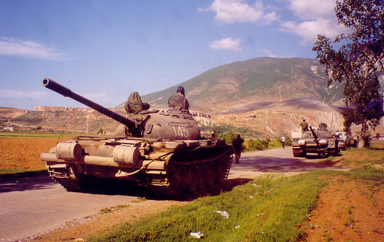 Албанская армия перебрасывает танки к границе с Косово. Май 1999 г.