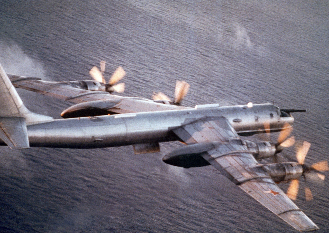 Ту-142 в момент выполнения задачи по поиску ПЛ в акватории Охотского моря.