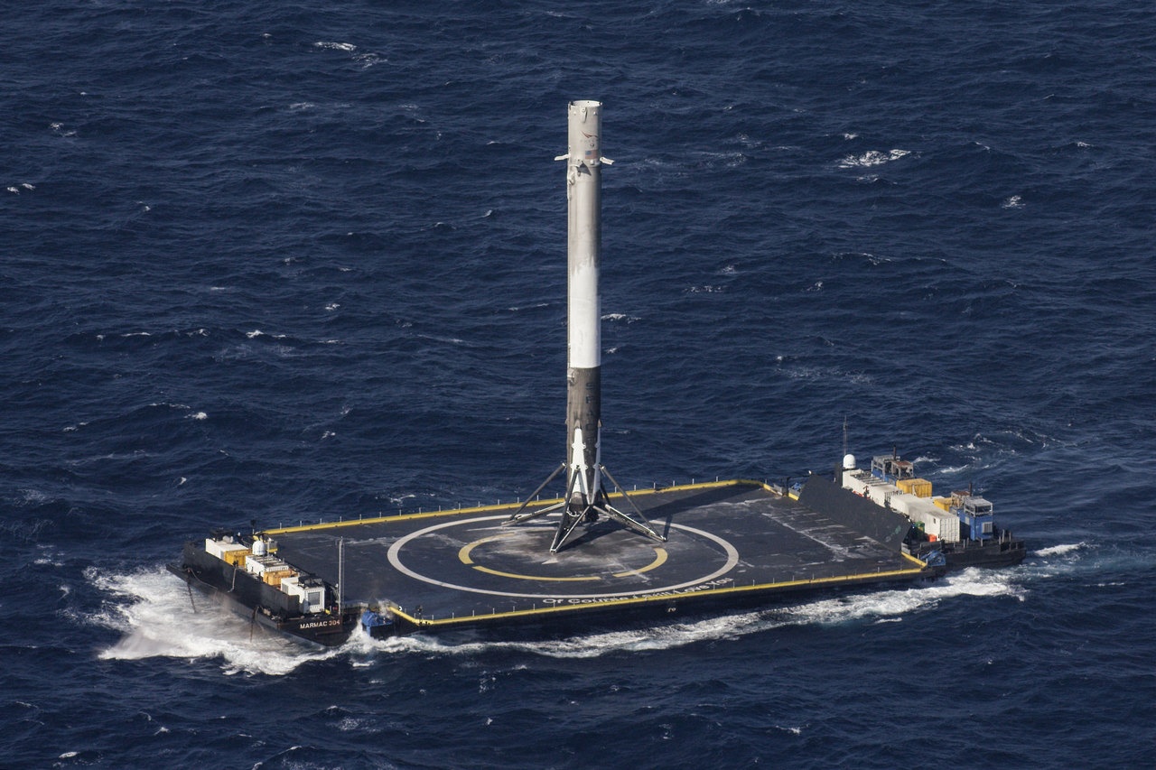 Первая ступень Falcon 9 на барже автономного космодрома после первой успешной посадки в море.