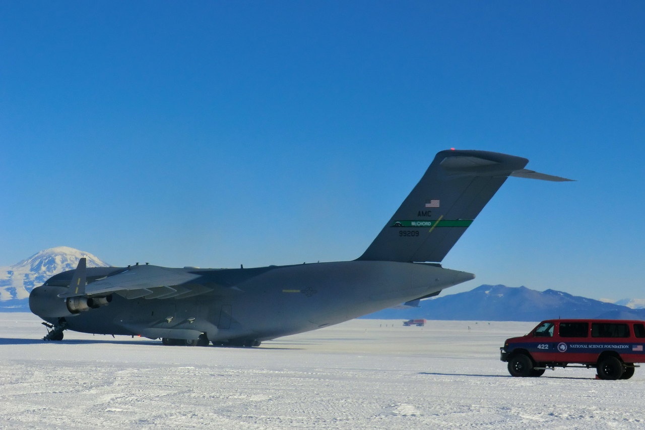 До сих пор С-17 Globemaster III ВВС США используют в Антарктике.
