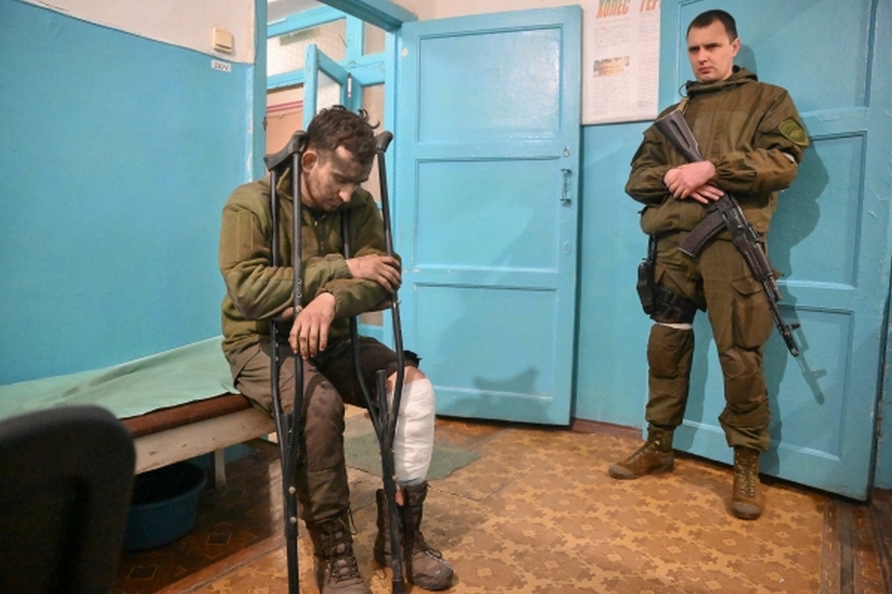 Военнослужащий ВСУ, сдавшийся в плен в Мариуполе, в Новоазовской центральной районной больнице, где ему оказали медицинскую помощь.