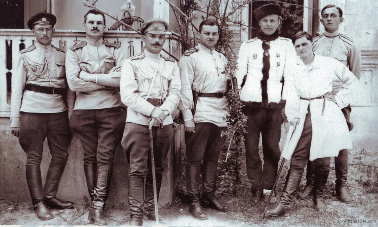 Командир Крымского корпуса генерал-лейтенант Я.А. Слащёв (третий справа). Белый генерал учил красных командиров после Гражданской войны.