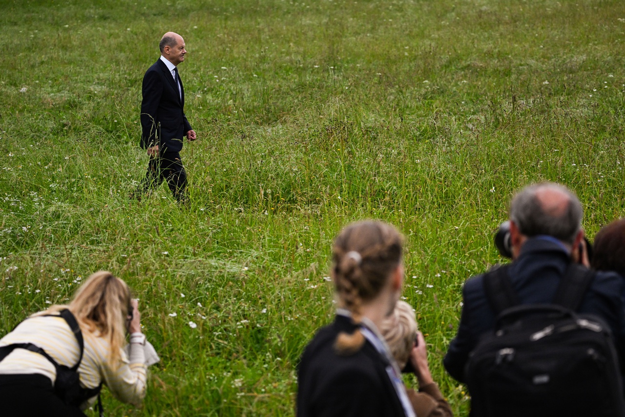 После выступления перед прессой на саммите G7, канцлер Шольц (Дуремар), видимо, отправился к ближайшему болотцу.