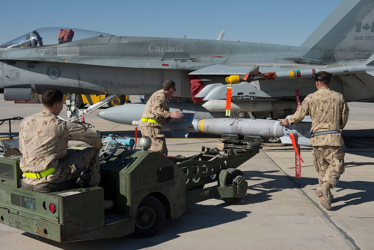 Установка высокоточных боеприпасов на истребитель-бомбардировщик CF-18 Hornet ВВС Канады.