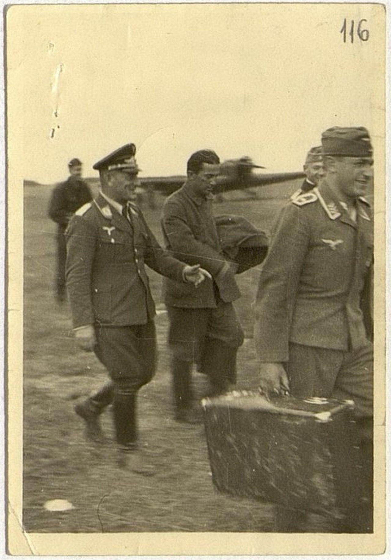 Аэродром Борисова. 18 июля 1941 г.: немцы выглядят очень довольными.