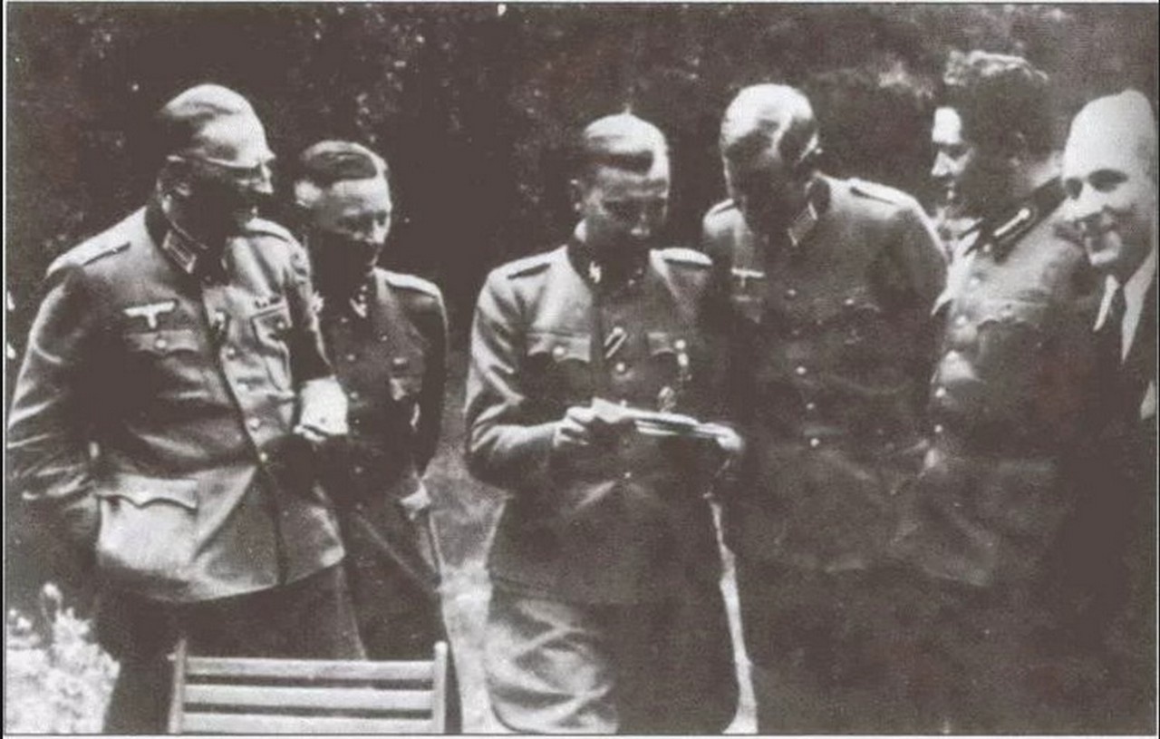 Штрик-Штрикфельдт (слева), Гюнтер д'Алъкена (в центре), Мелетий Зыков (второй справа) и Георгий Жиленков (крайний справа, в штатском).
