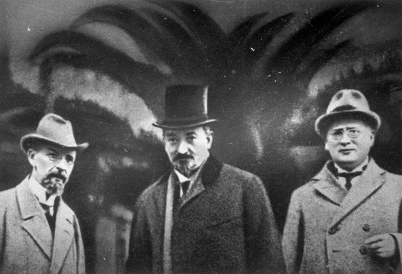 Вацлав Воровский, Георгий Чичерин, Максим Литвинов (слева направо).