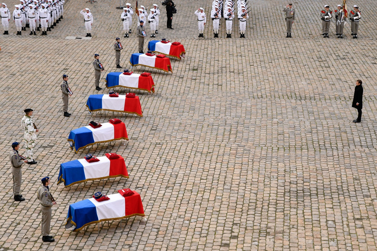 Президент Макрон на национальной церемонии памяти французских солдат, погибших в Мали. 2 декабря 2019 г.