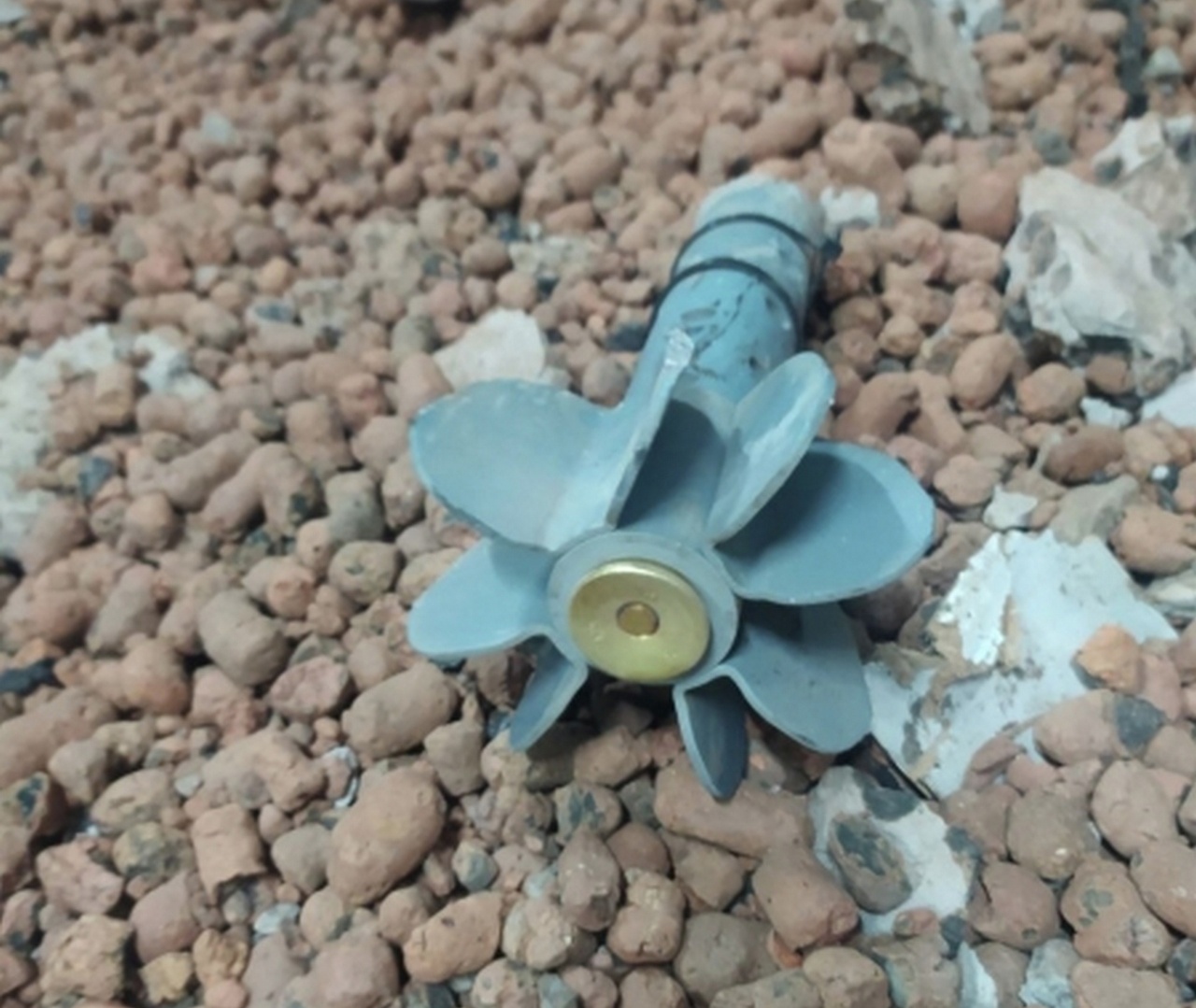 Хвостовик бомбы, сброшенной с беспилотника ВСУ на территорию станции. Вся его маркировка осталась, которая является подтверждением, что это не российский снаряд.