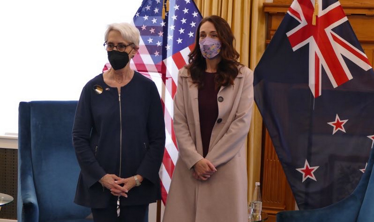 Заместитель госсекретаря США Венди Шерман (слева) встретилась с премьер-министром Новой Зеландии Джасиндой Ардерн.