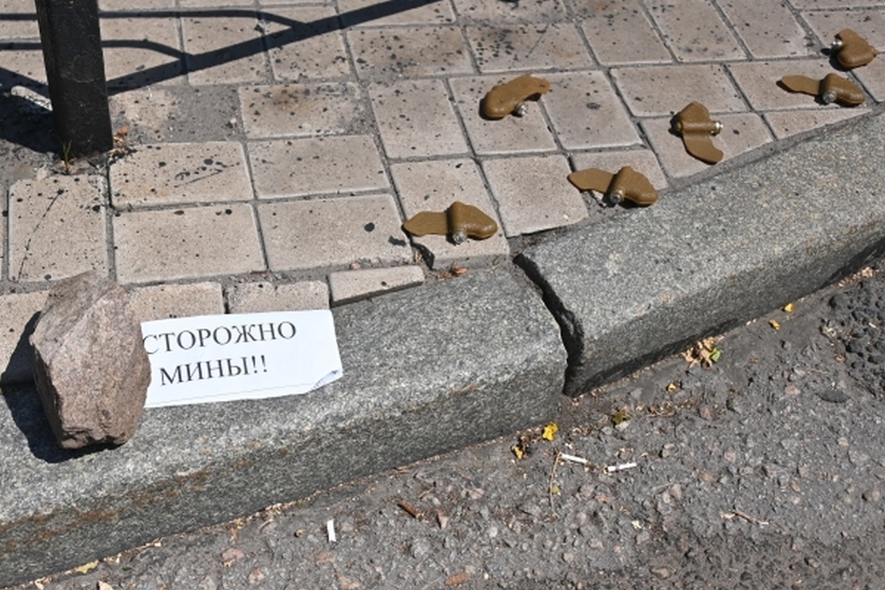 «Лепестки» продолжают падать на улицы Донецка.